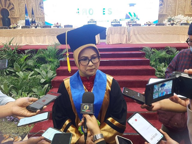 Prof. Dr. Hj. Siti Nur Azizah, S.H., M.Hum, jadi profesor baru dalam bidang ilmu hukum bisnis halal di Unesa. Foto-foto: Amanah Nur Asiah/Basra