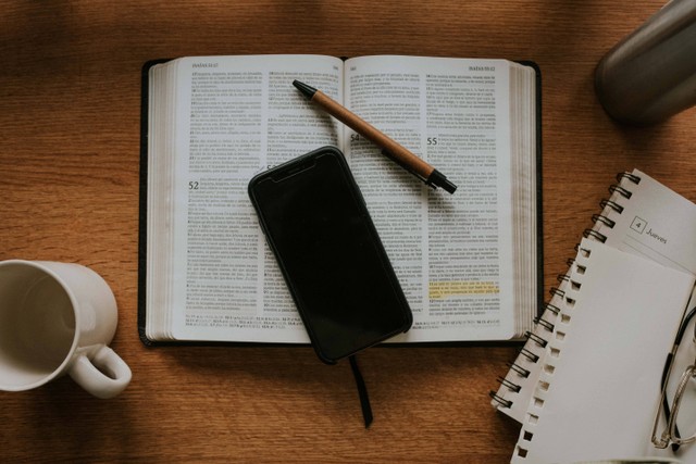 Ilustrasi Kunci Jawaban Bahasa Indonesia Kelas 8 Halaman 207 Kegiatan 8.2. Foto: dok. Nicolas Lobos (Unsplash)