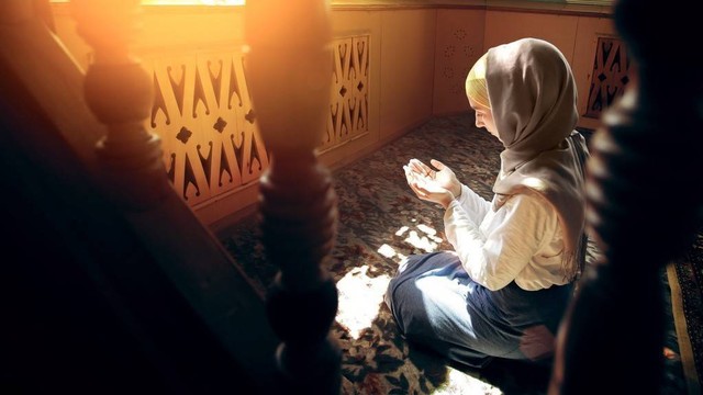 Ilustrasi seorang istri membaca doa suami agar sukses. Foto: Pexels.com