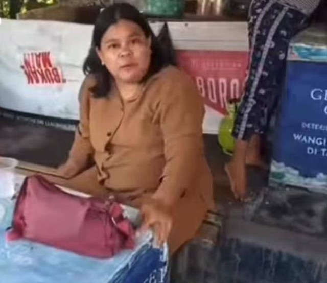 Kesih, ibu yang viral di medsos karena menyuruh anaknya minta-minta di alun-alun Karawang, sedangkan dia duduk santai sambil makan dan minum di warung. Foto: Dok. Istimewa