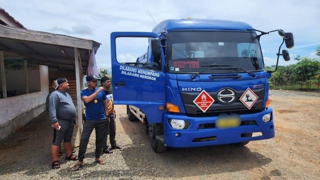 Tim Subdit I Indagsi Ditreskrimsus Polda Aceh mengamankan dua unit truk tangki beserta tiga orang terduga pelaku yang mengangkut 24 ton BBM tanpa dilengkapi dokumen atau izin resmi alias ilegal. Foto: Dok. Polda Aceh