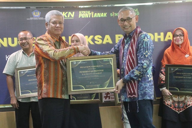 Pemerintah Provinsi Kalimantan Barat meraih dua penghargaan dari Kantor Wilayah Direktorat Jenderal Keuangan Negara (DJKN) Kalbar. Foto: Prokopim Pempov Kalbar