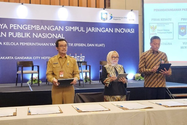 Acara  penandatanganan kerja sama 'Pengelolaan Jaringan Inovasi Pelayanan Publik Nasional (JIPPNas)' bersama KemenPANRB, BSKDN Kemendagri, dan LAN di Hotel Sheraton Jakarta, pada Selasa (14/3). Foto: Dok. Istimewa