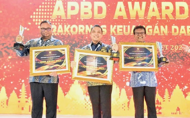 Gubernur Kalbar Ria Norsan (tengah) menerima penghargaan dari Kemendagri. Foto: Dok. Adpim Pemprov Kalbar