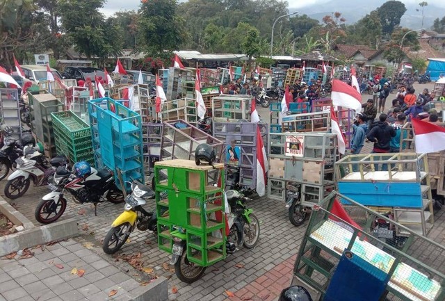 Para pedagang sayur keliling yang mulai kesulitan mendapatkan harga sayur yang murah. (Foto, Hermanto/Tugu Jogja)