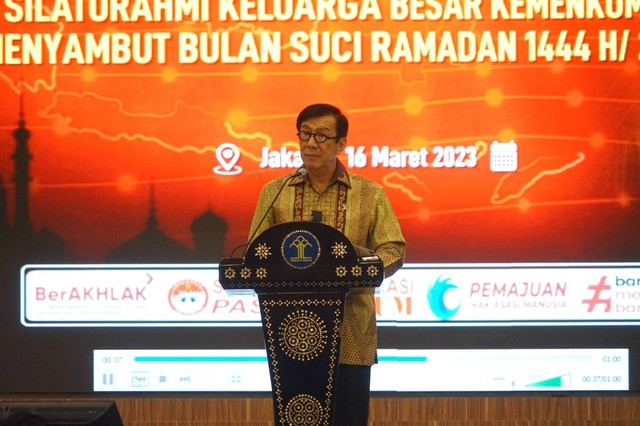 Menkumham Yasonna H. Laoly beri sambutan pada acara Penandatanganan Komitmen Aksi Pencegahan Korupsi dan Silaturahmi Keluarga Besar Kemenkumham menyambut Bulan Suci Ramadhan 2023. Foto: Biro Hukerma Kemenkumham