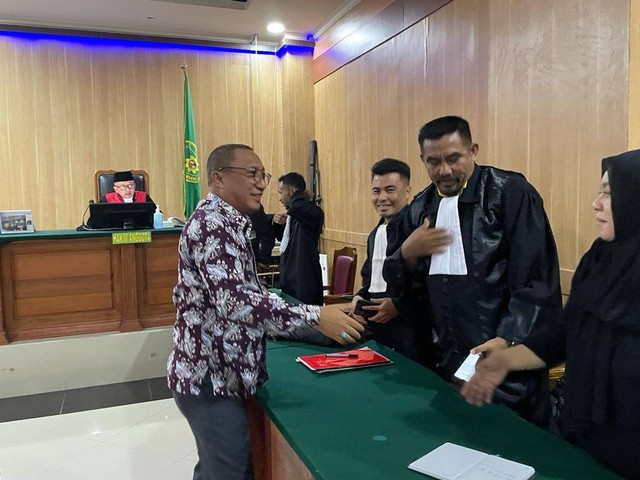 Wali Kota Ternate, M. Tauhid Soleman, saat menghadiri sidang lanjutan di Pengadilan Negeri Ternate dengan agenda pemeriksaan saksi kasus korupsi anggaran Hari Olahraga Nasional tahun 2018. Foto: Istimewa