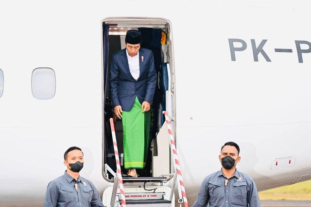 Presiden Jokowi tiba di Bandar Udara Warukin, Kabupaten Tabalong, Provinsi Kalimantan Selatan, pada Jumat (17/3/2023). Foto: Laily Rachev/Biro Pers Sekretariat Presiden