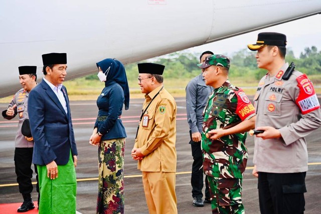 Presiden Jokowi tiba di Bandar Udara Warukin, Kabupaten Tabalong, Provinsi Kalimantan Selatan, pada Jumat (17/3/2023). Foto: Laily Rachev/Biro Pers Sekretariat Presiden