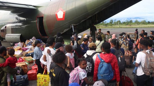 Warga Yahukimo yang hendak turun ke Jayapura dengan Hercules. Foto: Polda Papua 