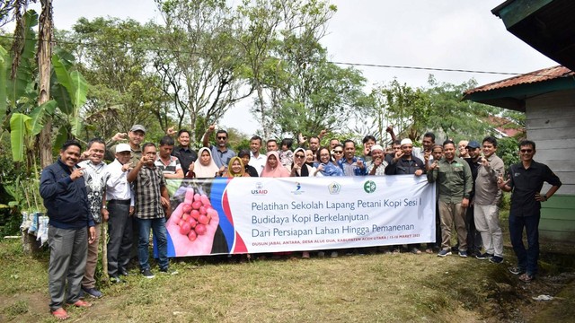 Petani kopi di Aceh Utara mendapat pelatihan dalam sekolah lapang. Foto: dok. USAID Segar