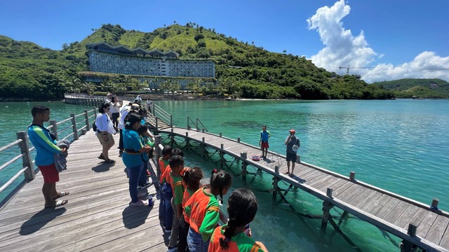 Marine Biologist AYANA Komodo Waecicu Beach Lee Miles, memberikan materi kepada puluhan siswa SD di Labuan Bajo, Kamis (16/3/2023). Foto: Adhie Ichsan/kumparan