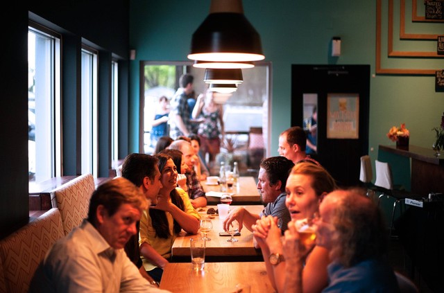 Ilustrasi Restoran buat Rombongan di Malang yang Nyaman. Foto: Unsplash/Kevin Curtis.