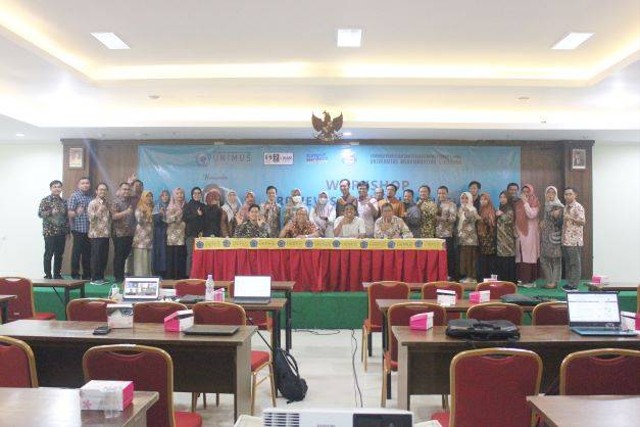 Foto bersama peserta dan pembicara. Sumber : Dokumentasi Humas UNIMUS
