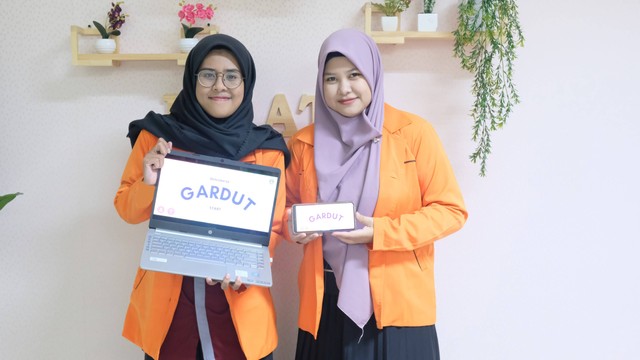 Tim Gardut Universitas Ahmad Dahlan (UAD), Alfina Nurhaliza (kiri) dan Rahila Andini Salsabila (kanan) mahasiswa Prodi Pendidikan Matematika juara 1 INOPEL Nasional (Foto: Istimewa)