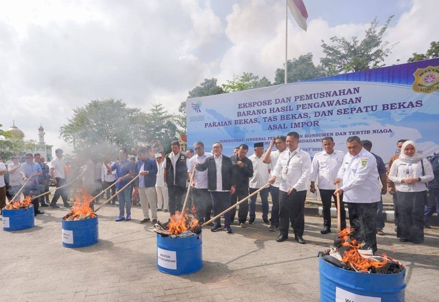 Pemusnahan pakaian bekas impor senilai Rp 10 miliar di Kota Pekanbaru, Riau, Jumat (17/3/2023). Foto: kumparan