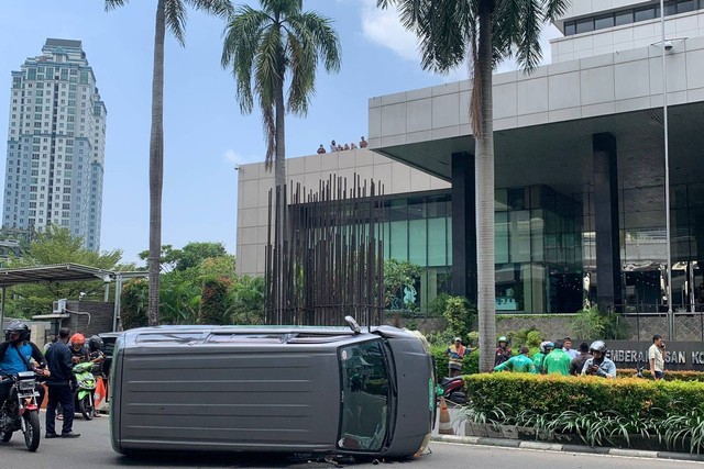 Mobil van terbalik di depan gedung KPK, Jalan Rasuna Said, Jakarta, Jumat (17/3/2023). Foto: Luthfi Humam/kumparan
