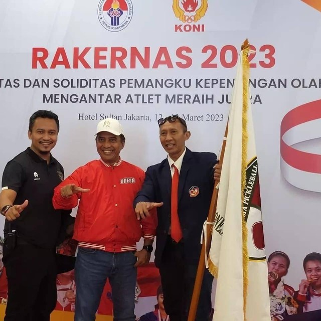 Prof. Dr. Nurhasan, M.Kes., Rektor UNESA sekaligus Ketua Umum Pickleball Indonesia (tengah).