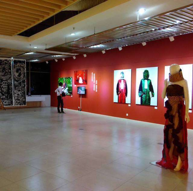 Pengunjung memerhatikan karya video yang dipajang dalam pameran koleksi galeri Surabaya Art Center. Foto: Dimas Tri Pamungkas