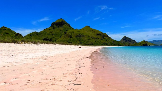 Pink Beach di Labuan Bajo. Foto: Adhie Ichsan/kumparan