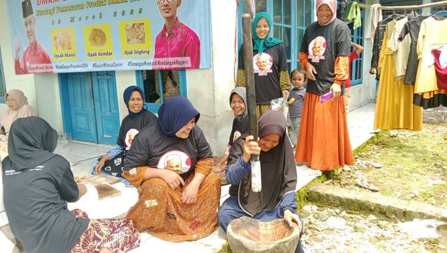 Ganjar Milenial Center (GMC) Banten bersama para masyarakat dari Rangkasbitung, Lebak saat membuat opak. Foto: Dok. Istimewa