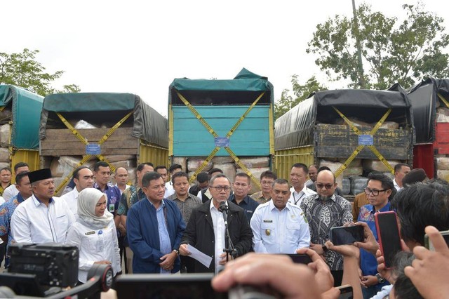 Menteri Perdagangan Zulkifli Hasan (tengah) memusnahkan pakaian bekas impor senilai Rp 10 miliar di Kota Pekanbaru, Riau, Jumat (17/3/2023). Foto: Kemendag RI