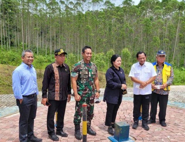 Lasarus (kiri kedua) foto bersama Ketua DPR RI Puan Maharani. Foto: Dok. Istimewa