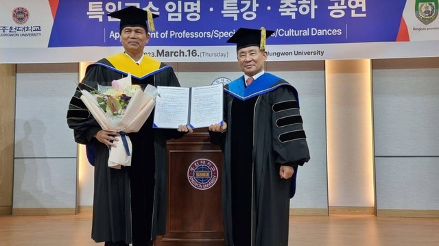 Wali Kota Pariaman Genius Umar saat menerima Gelar Kehormatan Profesor dari Rektor Jungwon University Presiden Profesor Hwang Yun-Heon, Kamis (16/3). Foto: Dok . Istimewa