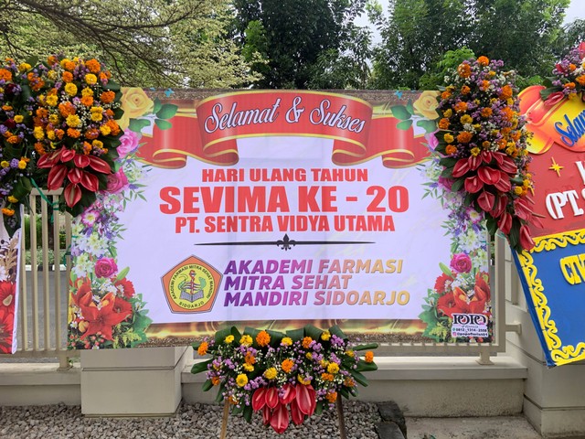 Karangan bunga kiriman Akademi Farmasi Mitra Sehat Mandiri Sidoarjo. (Foto: Dok. SEVIMA)