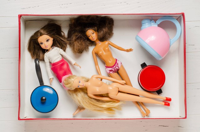 Ilustrasi baju boneka Barbie dilepas anak. Foto: Mitand73/Shutterstock