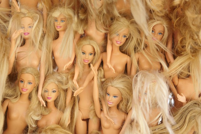 Ilustrasi baju boneka Barbie dilepas anak. Foto: Leah-Anne Thompson/Shutterstock