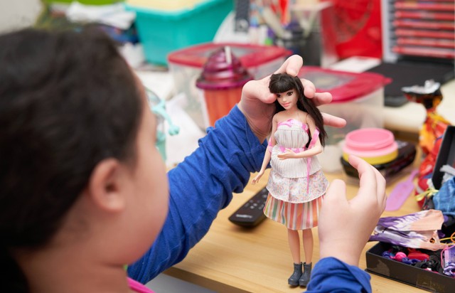 Ilustrasi baju boneka Barbie dilepas anak. Foto: Vach cameraman/Shutterstock