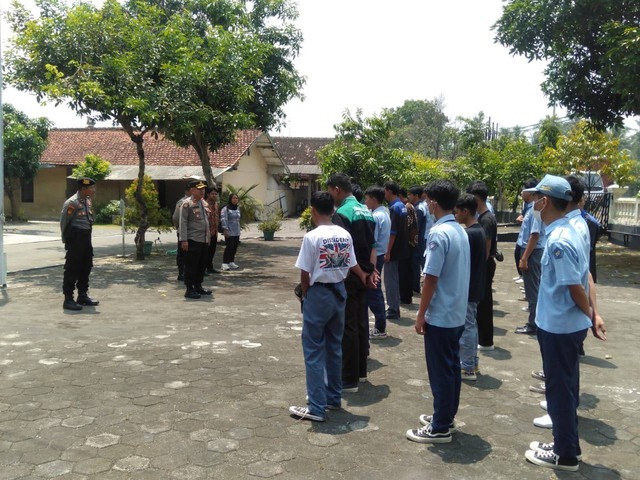 Polisi mengamankan siswa asal Purworejo yang kedapatan bolos sekolah. Foto: istimewa