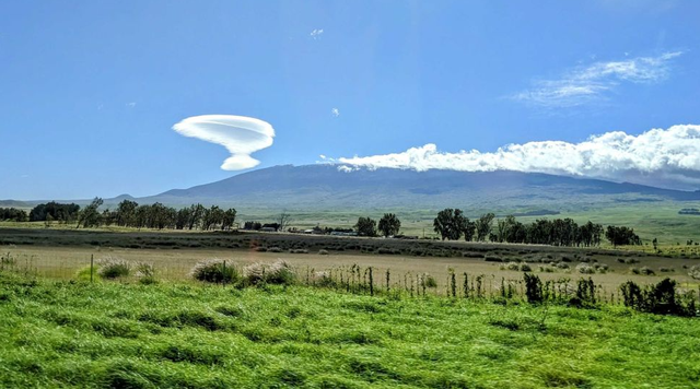 Awan berbentuk UFO menghiasi langit Hawaii pada 8 Maret 2023. Foto: WM Keck Observatory/Twitter