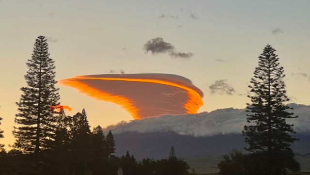 Awan lenticular di Hawaii berbentuk UFO.  Foto: WM Keck Observatory/Twitter