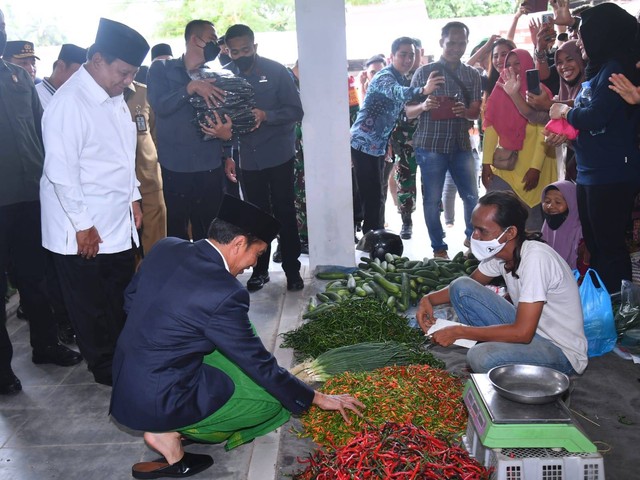 Presiden Joko Widodo mengunjungi Pasar Rakyat Tabalong, Kabupaten Tabalong, pada Jumat (17/3/2023). Foto: Rusman/Biro Pers Sekretariat Presiden