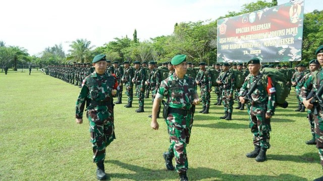 Danrem 012/Teuku Umar Kolonel Inf Riyanto melepas 450 prajurit TNI Yonif Raider Khusus 115/Macan Leuser Aceh Selatan ke Papua. Foto: Dok. Korem 012/TU