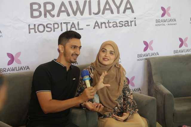Artis Vebby Palwinta bersama suaminya Razi Bawazier saat konferensi pers terkait kelahiran anak keduanya di RS Brawijaya, Jakarta, (17/3/2023). Foto: Agus Apriyanto