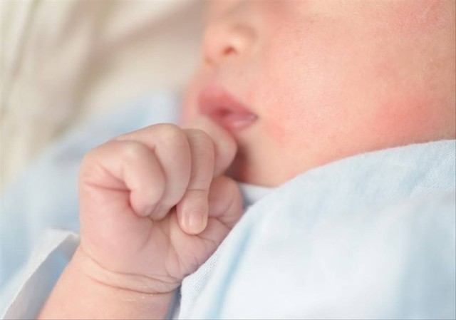 Salah satu penyebab bibir bayi kering adalah dehidrasi. Foto: Shutterstock.com