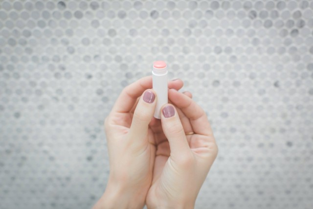 Menggunakan lip balm bayi adalah salah satu cara yang bisa dilakukan untuk mengatasi bibir bayi kering. Foto: Pexels.com