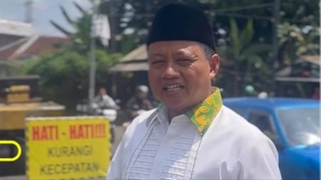 Wakil Gubernur Jabar Uu Ruzhanul Ulum memantau perbaikan jalan. Foto: Instagram/@dishubjabar_wil_iii