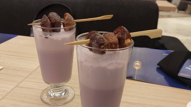 Ala carte minuman taro kurma yang ditawarkan mulai Rp 38 ribuan. Foto: Gitario Vista Inasis/kumparan
