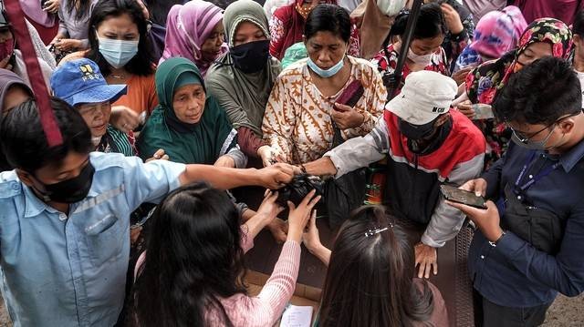 Kerumunan Emak-emak di Palembang mengantre minyak goreng murah, Foto: abp/Urban Id