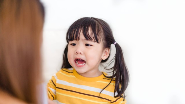 Anak Menangis karena Diejek Teman, Orang Tua Harus Bagaimana?. Foto: MIA Studio/Shutterstock