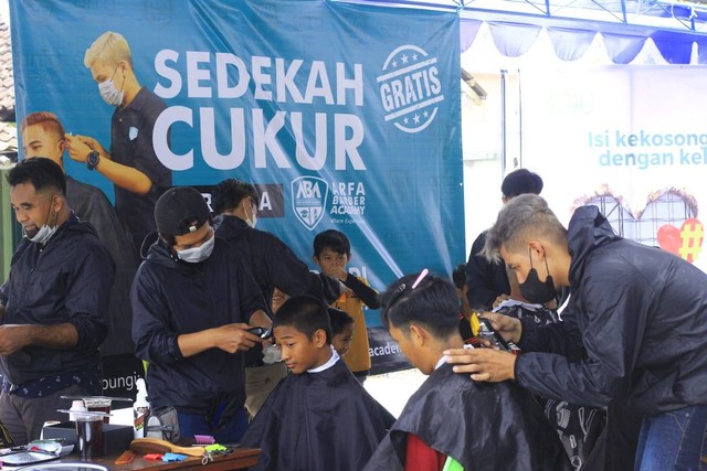 Bersama Dompet Dhuafa Yogyakarta, Arfa Babershop berhasil mencukur 100 orang di Masjid Pathok Negoro Ploso Kuning, Sleman, Yogyakarta (Jumat, 17/03/2023)