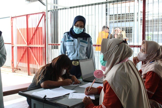 drg. Diana hadir memantau pelaksanaan cek kesehatan gratis