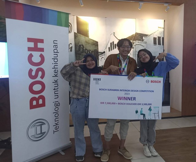Tiga mahasiswa ITS Surabaya yang tergabung dalam tim Great Future dan berhasil menjadi juara pertama lomba desain interior yang digelar Bosch. Foto: Masruroh/Basra