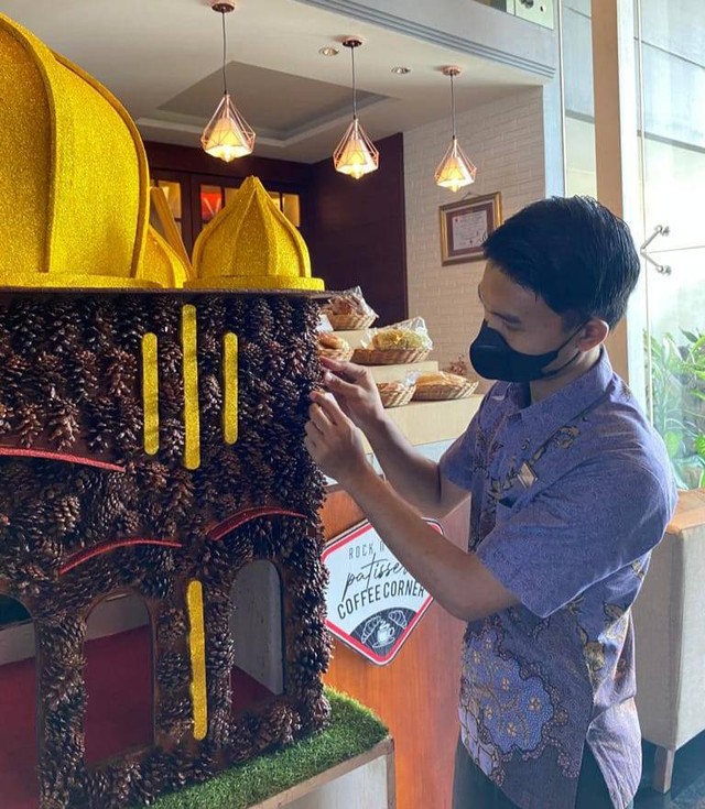 Sambut Ramadhan, Miniatur Masjid Buah Pinus Kering Hiasi Lobi Hotel di Surabaya (413262)