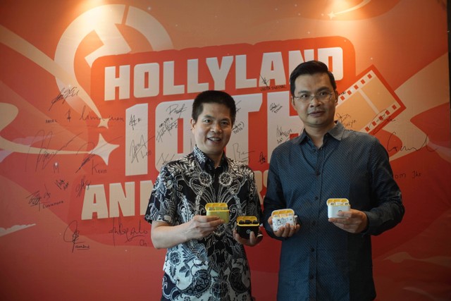 CEO Hollyland Lima Wen dan CEO Denka Pratama Indonesia Tjong Tjen Tjhing menunjukkan produk Hollyland Lark M1, Mars 4K, Mars M1 dan juga Solidcom C1 di kawasan PIK, Jakarta Utara, Jumat (17/3). Foto: Hollyland Tech