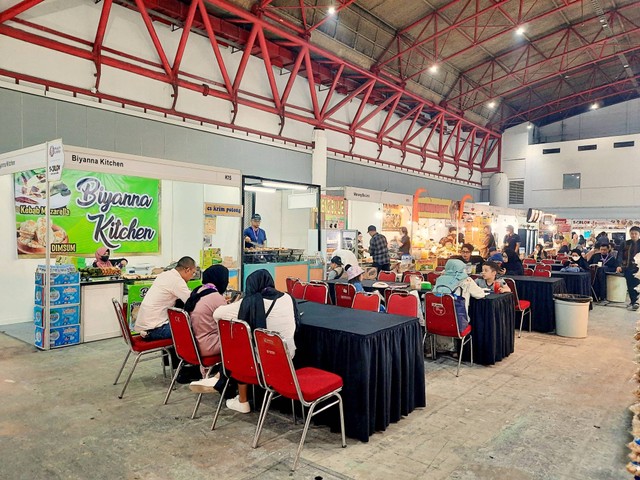 Menikmati aneka kuliner enak dan halal di pameran Muslim LifeFair 2023 di JIEXPO Kemayoran, Jakarta.